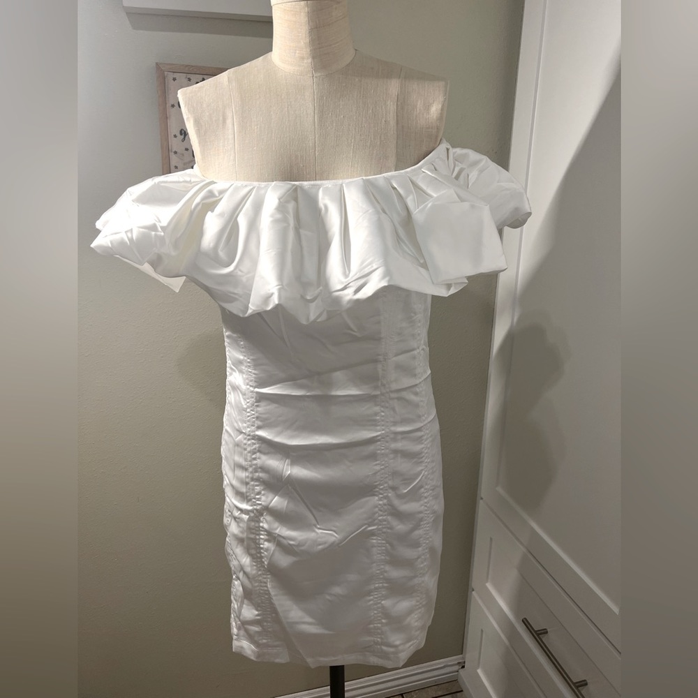 Mini dress, off shoulders , color Ivory